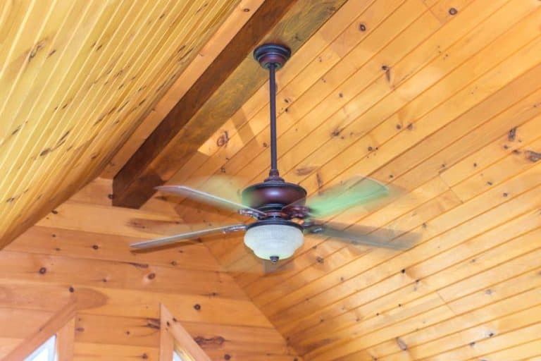 Deckenventilator mit Licht (de.depositphotos.com)