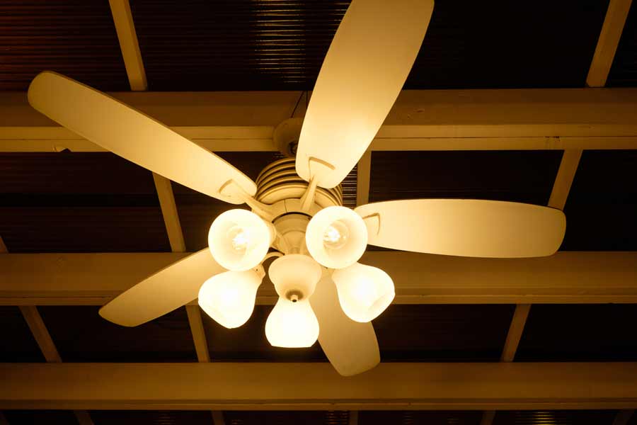 Decken-Ventilator mit Licht (de.depositphotos.com) Decken-Ventilator mit Licht (de.depositphotos.com)