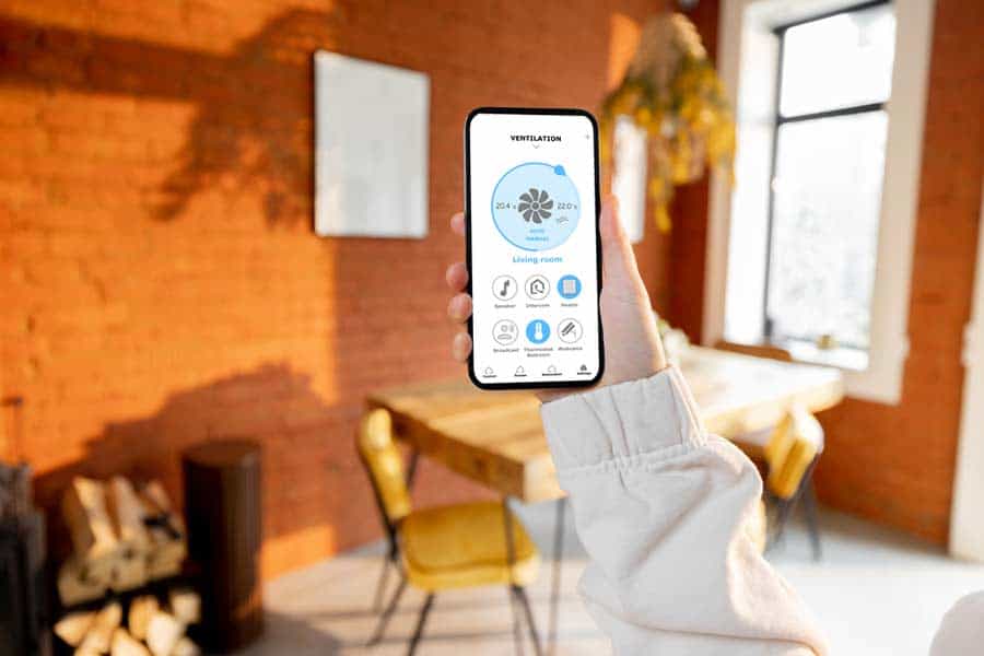 Smarter Ventilator über Handy gesteuert (de.depositphotos.com)
