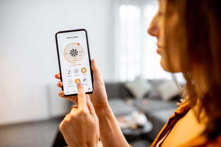 Smart Home Ventilator über Smartphone gesteuert (de.depositphotos.com) Smart Home Ventilator über Smartphone gesteuert (de.depositphotos.com)