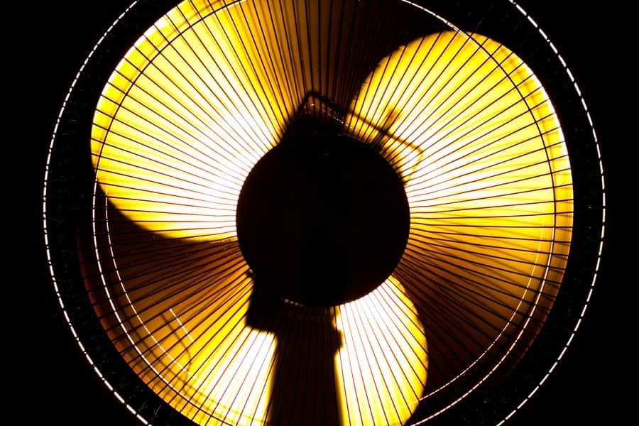 Ventilator mit gelben Licht (de.depositphotos.com) Ventilator mit gelben Licht (de.depositphotos.com)